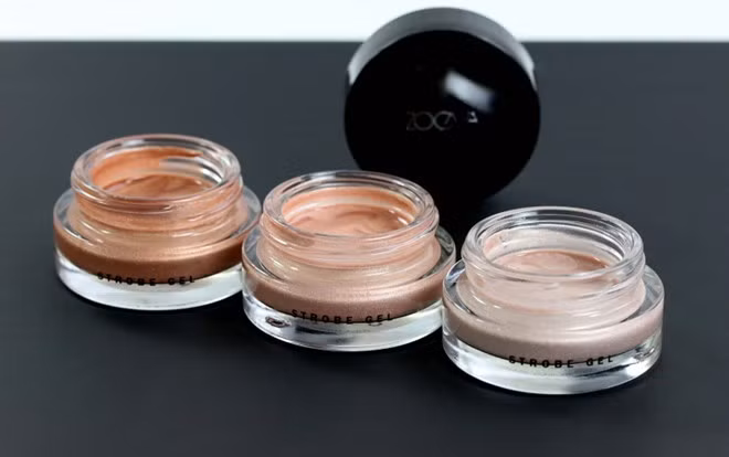 Zoeva Strobe Gel: Bên cạnh khả năng bắt sáng của các hạt nhũ li ti mịn tan, Zoeva Strobe Gel còn khuếch tán ánh sáng nhờ kết cấu dạng thạch, mang lại hiệu ứng 3D cho khuôn mặt. Công thức không hương liệu, dầu khoáng, paraben… an toàn với mọi làn da.