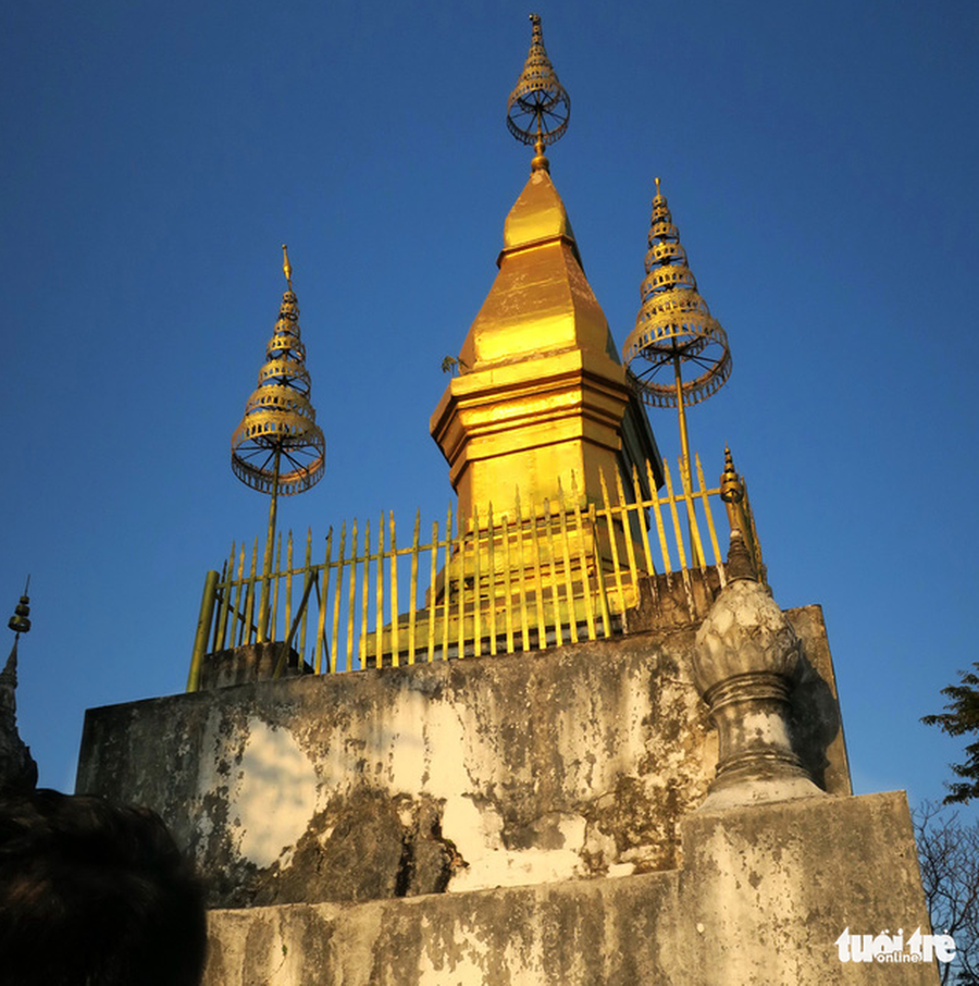  Bảo tháp vàng linh thiêng phản chiếu những tia nắng cuối cùng trong ngày - Ảnh: T.T.D.