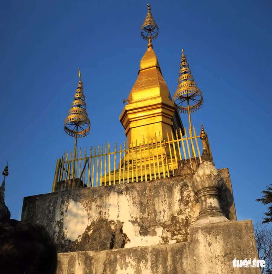  Bảo tháp vàng linh thiêng phản chiếu những tia nắng cuối cùng trong ngày - Ảnh: T.T.D.