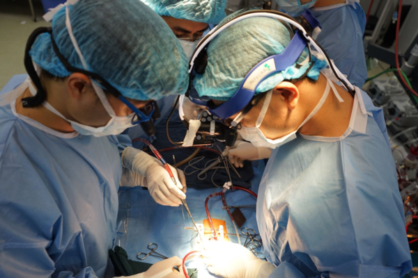 Các bác sĩ mổ thay van tim cho bệnh nhi. Ảnh: Bệnh viện cung cấp