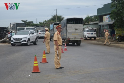  Lực lượng chức năng vẫn đang điều tiết giao thông tại hiện trường vụ tai nạn.