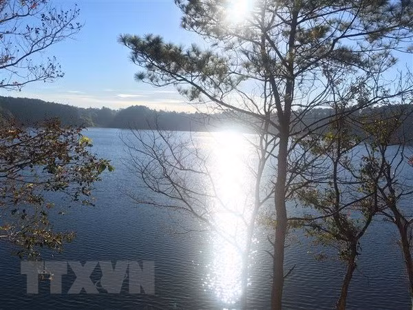  Bình minh trên mặt hồ yên bình của Biển Hồ Gia Lai. (Ảnh: Hồng Điệp/TTXVN)