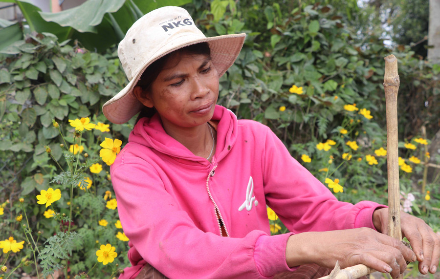 Chị Tít làm hàng rào bảo vệ vườn hoa. Ảnh: Ngọc Minh