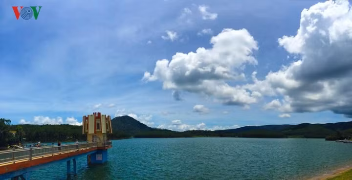 Hồ Tuyền Lâm có diện tích 350 ha, nằm cách trung tâm thành phố Đà Lạt khoảng 6 km về phía Nam. Khu vực hồ có khí hậu trong lành, không gian yên tĩnh, cảnh quan tự nhiên đa dạng với rừng, núi, hồ, suối và thác.