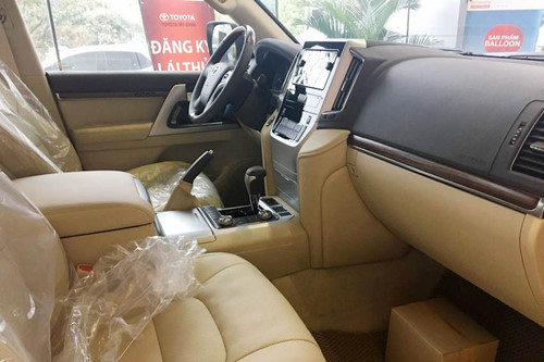  Nội thất bên trong rộng rãi, bọc da và có màu vàng be