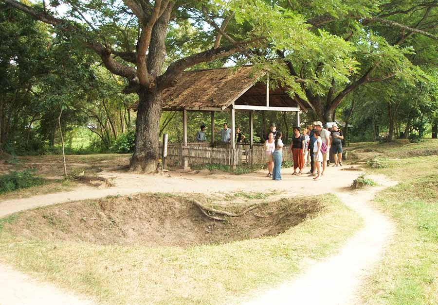  Một trong các hố chôn người ở Cánh đồng chết. Ảnh: T.P