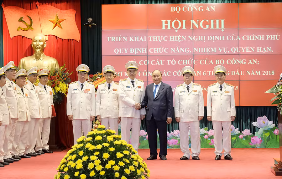 Thủ tướng Nguyễn Xuân Phúc chúc mừng lãnh đạo Bộ Công an khi Bộ tổ chức bộ máy theo quy định mới. Ảnh: VGP
