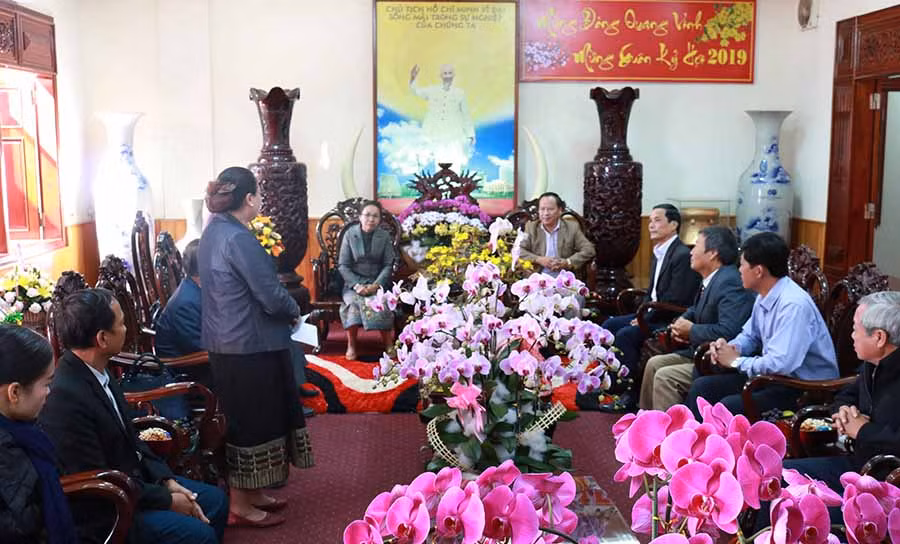 Đoàn cán bộ của tỉnh Attapeu (Nước Cộng hòa Dân chủ Nhân dân Lào) đến thăm và chúc Tết tỉnh Tỉnh ủy Gia Lai. Ảnh: N.S