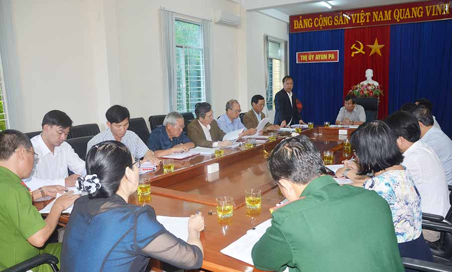 Phó Bí thư Tỉnh ủy Châu Ngọc Tuấn dự Hội nghị kiểm điểm Ban Thường vụ Thị ủy Ayun Pa. Ảnh: Đức Phương  Phó Bí thư Tỉnh ủy Châu Ngọc Tuấn dự Hội nghị kiểm điểm Ban Thường vụ Thị ủy Ayun Pa. Ảnh: Đức Phương