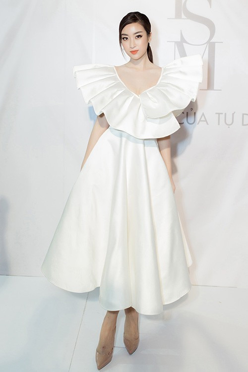 Hoa hậu Đỗ Mỹ Linh xuất hiện với vai trò khách mời đêm diễn. Hoa hậu Đỗ Mỹ Linh xuất hiện với vai trò khách mời đêm diễn.