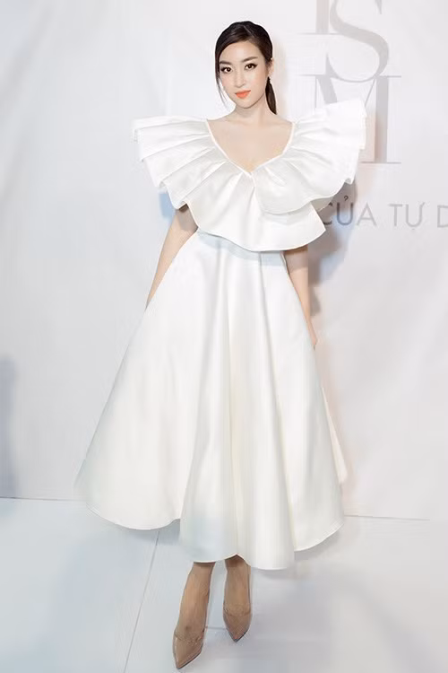 Hoa hậu Đỗ Mỹ Linh xuất hiện với vai trò khách mời đêm diễn.