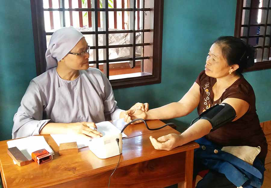 Khám bệnh, cấp thuốc miễn phí cho người dân tại Tuệ Tĩnh đường. Ảnh: N.N