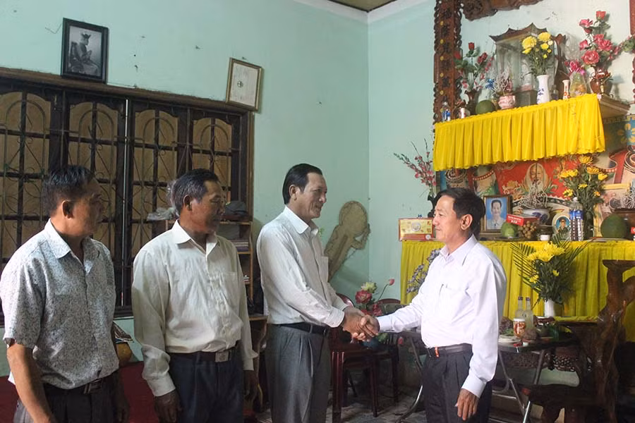  Những người con xa xứ đón tiếp nhau tại thị trấn Chư Ty (huyện Đức Cơ) khi không có điều kiện về đến nơi “chôn rau cắt rốn”. Ảnh: N.T