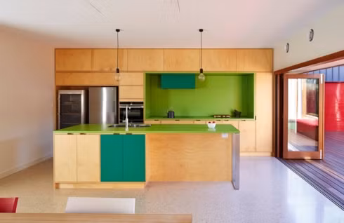 Tủ bếp được kết hợp giữa các màu sắc sáng, xanh lá cây.