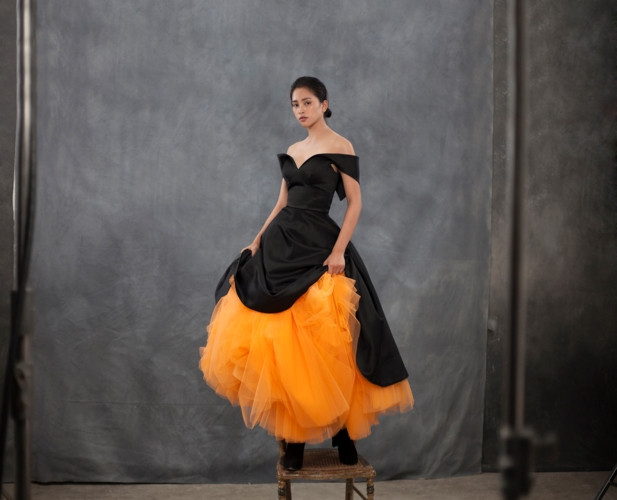 Hoa hậu Tiểu Vy trở nên đầy bí ẩn mà pha chút mạnh mẽ.