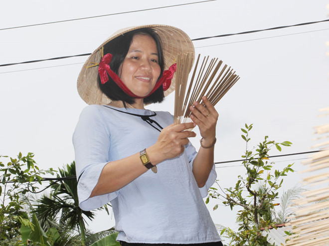Cô Ngô Song Đào với sản phẩm của mình  Cô Ngô Song Đào với sản phẩm của mình