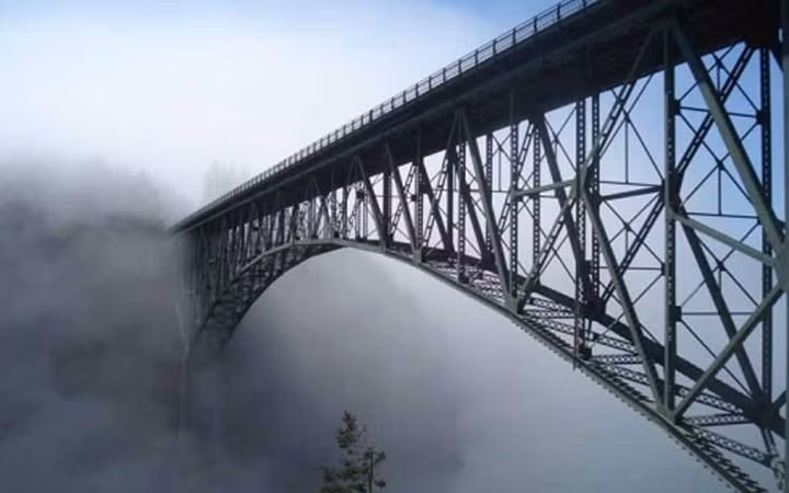 Cầu Deception Pass, bang Washington, Mỹ - Lái xe qua cây cầu phủ sương mù này có vẻ không quá đáng sợ, nhưng nếu bạn đi trên làn đường dành cho người đi bộ và nhìn xuống thì sao?