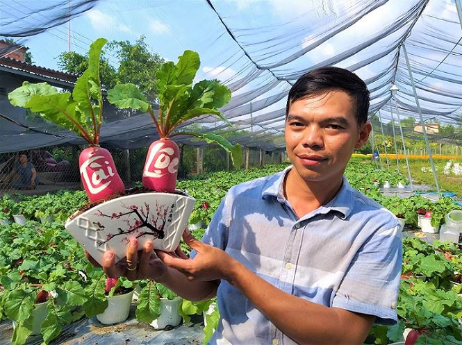 Anh Tú và sản phẩm củ cải hồng phát của mình - Ảnh: Kim Hà.