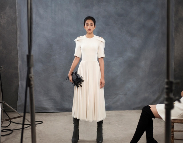  Hoa hậu Việt Nam 2018 Trần Tiểu Vy luôn khiến công chúng nhớ đến hình ảnh cô hoa hậu có nét đẹp lai Tây với nụ cười tỏa nắng, lối trang điểm đơn giản nhẹ nhàng, đúng với hình ảnh của một cô nữ sinh và luôn thân thiện với bất kì ai tiếp xúc. Tuy nhiên, trong những thiết kế của Công Trí mới nhất, nàng hậu xuất hiện như một cô gái đầy tinh tế, thời thượng và sang trọng.