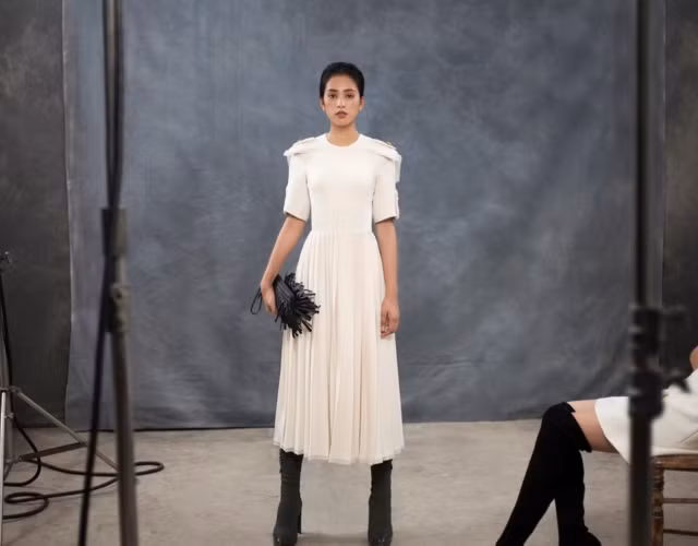  Hoa hậu Việt Nam 2018 Trần Tiểu Vy luôn khiến công chúng nhớ đến hình ảnh cô hoa hậu có nét đẹp lai Tây với nụ cười tỏa nắng, lối trang điểm đơn giản nhẹ nhàng, đúng với hình ảnh của một cô nữ sinh và luôn thân thiện với bất kì ai tiếp xúc. Tuy nhiên, trong những thiết kế của Công Trí mới nhất, nàng hậu xuất hiện như một cô gái đầy tinh tế, thời thượng và sang trọng.