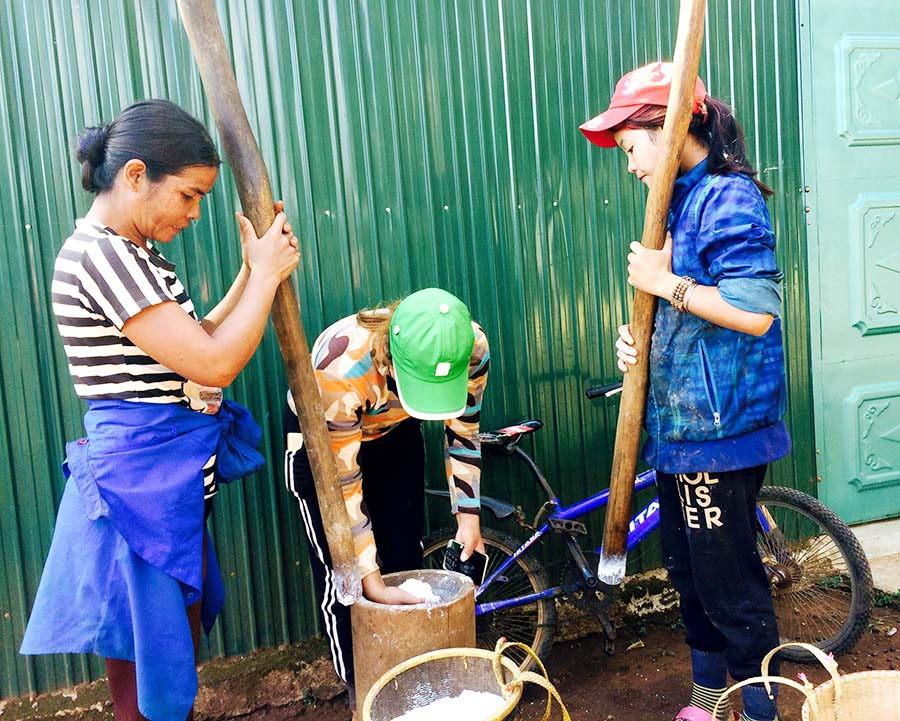  Giã gạo thành bột để nấu cháo. Ảnh: H.L