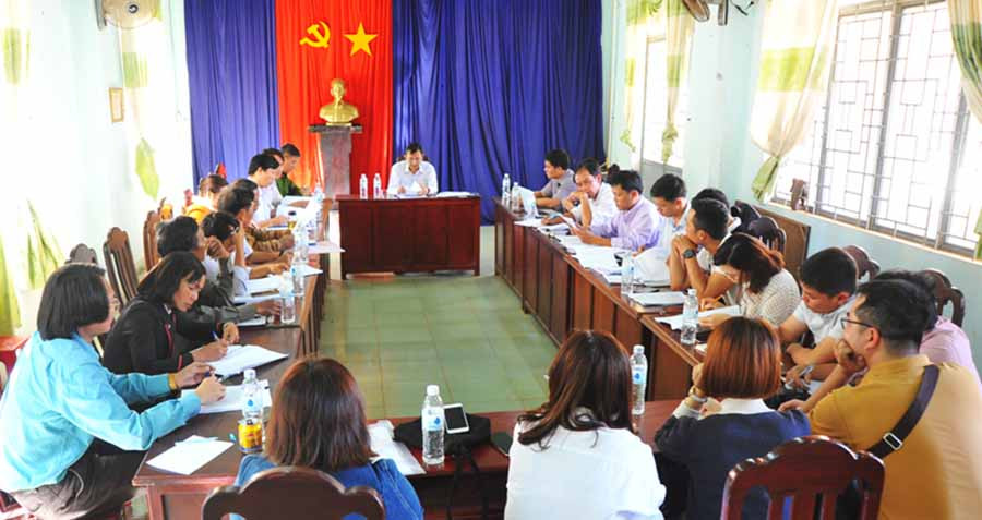 Chính quyền địa phương đối thoại với người dân tại UBND xã Ia Le. Ảnh: Ngọc Thu Chính quyền địa phương đối thoại với người dân tại UBND xã Ia Le.