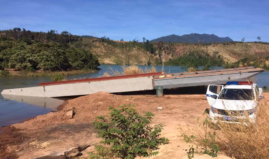 Chiếc sà lan được các đối tượng lắp ráp ngay tại Bến Lở đã “biến mất”. Ảnh: Quang Tấn