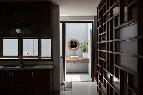  Giá gỗ gây ấn tượng nhờ những họa tiết hà kỷ. Ảnh: Quang Trần.