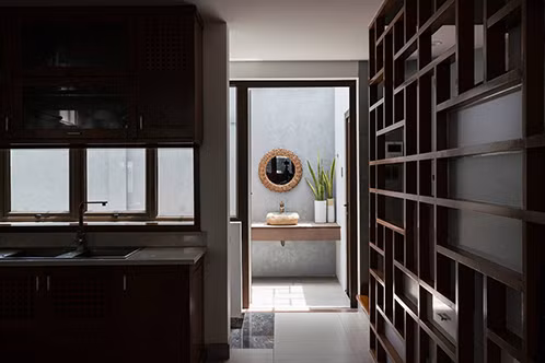  Giá gỗ gây ấn tượng nhờ những họa tiết hà kỷ. Ảnh: Quang Trần.