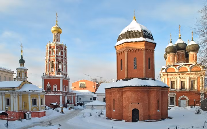 Tu viện Vysokopetrovsky chỉ cách Quảng Trường Đỏ khoảng 1,5km. Tu viện nằm trên đường Petrovka ở Moscow và nhiều khả năng được xây dựng bởi Thánh Peter vào năm 1315.(ảnh: Lori/Legion-Media)