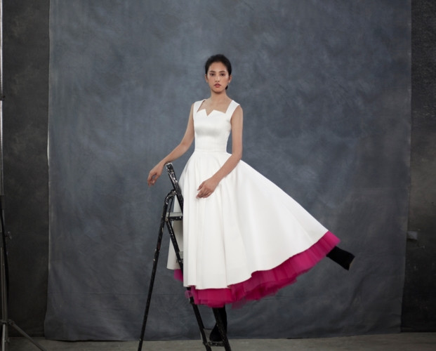 Sự sáng tạo của NTK Công Trí ẩn chứa những bất ngờ mà người ta khó có thể đoán được, cũng như hình ảnh mới của Hoa hậu Tiểu Vy khi khoác lên mình những bộ cánh thời thượng đẳng cấp của người anh cả Thời trang Việt.