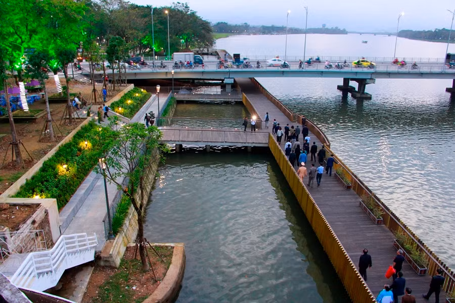 Cầu đi bộ lót sàn gỗ lim trên sông Hương được UBND thành phố Huế (Thừa Thiên Huế) khánh thành sau hơn 8 tháng thi công. Tuyến đường dài hơn 380 m, rộng 4 m được xây dựng ở bờ nam sông Hương từ tháng 2/2018 với tổng kinh phí 64 tỷ đồng. Đây là công trình thí điểm nằm trong dự án quy hoạch chi tiết hai bờ sông Hương, kinh phí 6 triệu USD do cơ quan Hợp tác quốc tế Hàn Quốc (KOICA) tài trợ. 