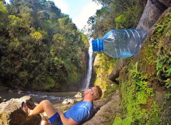 Nếu đi du lịch tới các thác nước, đừng quên chuẩn bị chai nhựa làm đạo cụ nhé. Một trong những thế 