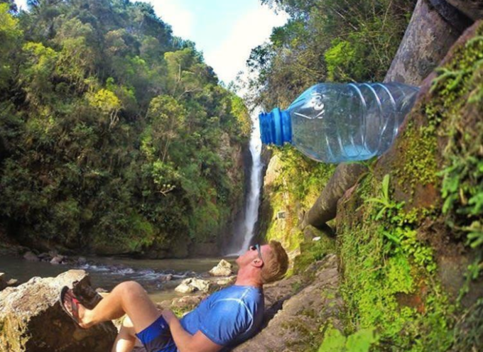 Nếu đi du lịch tới các thác nước, đừng quên chuẩn bị chai nhựa làm đạo cụ nhé. Một trong những thế 
