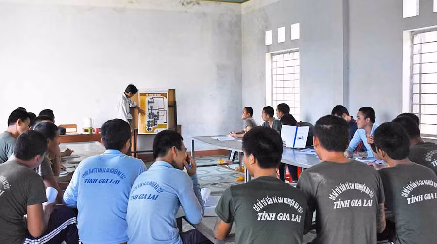  Dạy nghề cho học viên tại Cơ sở Tư vấn và Cai nghiện ma túy tỉnh. Ảnh: K.P