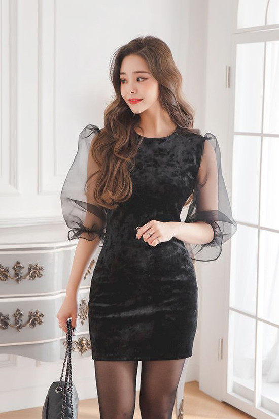 Những mẫu váy nhung đúng trào lưu thời thượng cũng là sản phẩm các nàng nên tham khảo. Váy ngắn ôm khít eo được trang trí thêm phần tay bồng bắt mắt bằng vải voan mỏng.