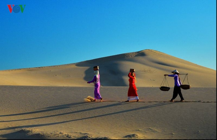 Ninh Thuận có nhiều bãi tắm đẹp nổi tiếng và nhiều sông suối phục vụ du lịch như suối Vàng, thác Tiên, nhiều tháp Chàm như Pôklong Grai (Tháp Chàm), tháp Pôrômê (Ninh Phước)... Nơi đây còn lưu giữ bảo tồn nhiều công trình văn hoá kiến trúc cổ Chămpa gắn với các lễ hội văn hoá dân tộc.