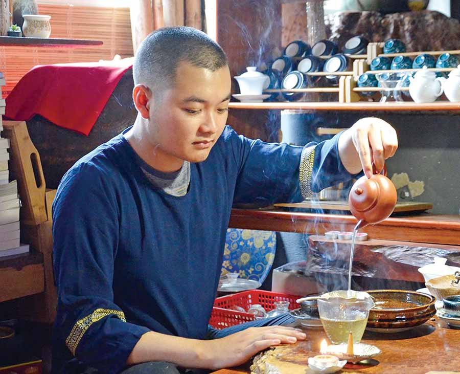 Dù còn trẻ nhưng anh Võ Thanh Hưng rất am hiểu về trà đạo. Ảnh: P.L