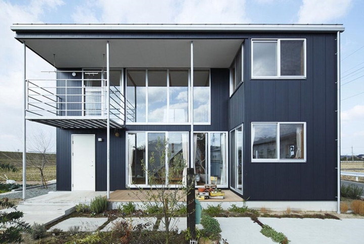 Nhìn từ bên ngoài ngôi nhà gỗ được phân chia thành hai tầng riêng biệt, đặt trên một khu đất trống. Nhìn từ bên ngoài ngôi nhà gỗ được phân chia thành hai tầng riêng biệt, đặt trên một khu đất trống.