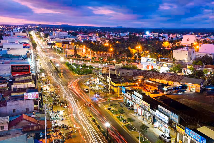 Một góc thị trấn Chư Sê về đêm. Ảnh: Đức Thụy