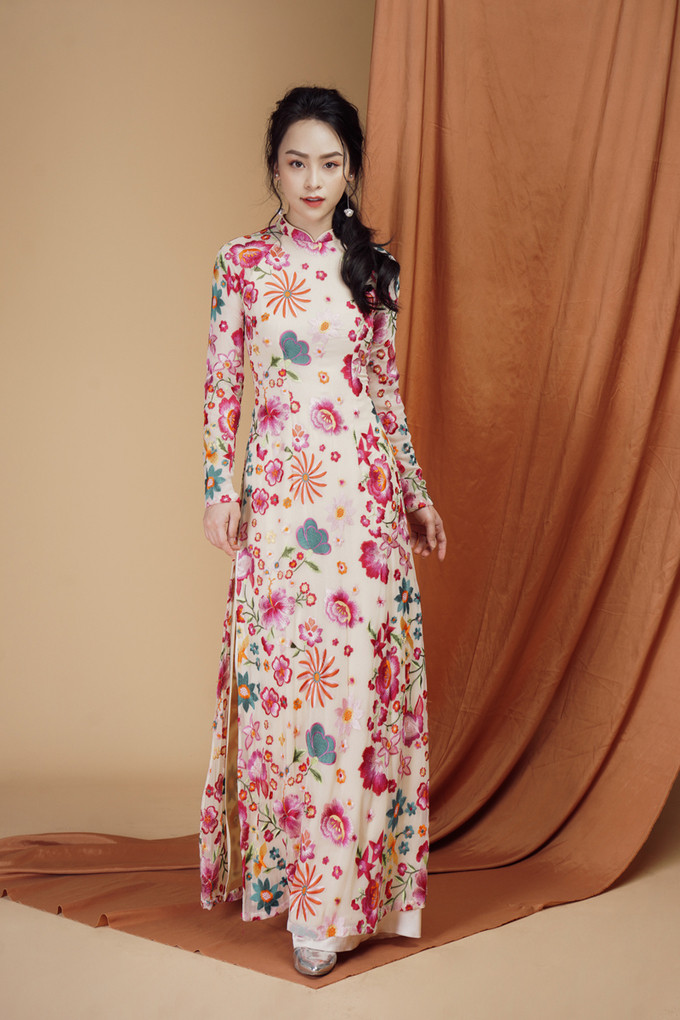 Mẫu áo dài mang đậm 'hơi thở' của khu vườn xuân với trăm loài hoa nở rộ giúp tân nương trở nên nổi bật. Khi diện áo, nàng không cần phải chọn nhiều phụ kiện đính kèm mà chỉ cần thêm đôi bông tai để làm điệu. Mẫu áo dài mang đậm 'hơi thở' của khu vườn xuân với trăm loài hoa nở rộ giúp tân nương trở nên nổi bật. Khi diện áo, nàng không cần phải chọn nhiều phụ kiện đính kèm mà chỉ cần thêm đôi bông tai để làm điệu.