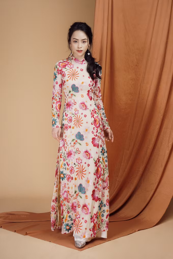 Mẫu áo dài mang đậm 'hơi thở' của khu vườn xuân với trăm loài hoa nở rộ giúp tân nương trở nên nổi bật. Khi diện áo, nàng không cần phải chọn nhiều phụ kiện đính kèm mà chỉ cần thêm đôi bông tai để làm điệu.