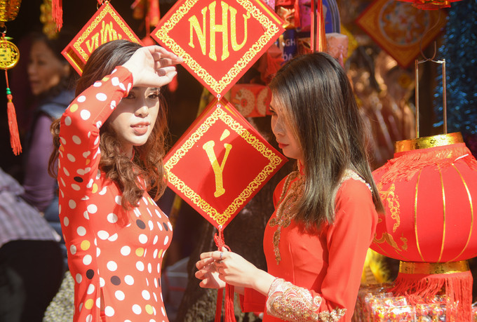 Một đôi bạn chụp ảnh với các đồ trang trí trên phố Hàng Mã. Anh Tiến, thợ chụp ảnh dịch vụ có mặt tại chợ Hàng Lược, cho hay, năm nay, việc các bạn trẻ rủ nhau lên Hàng Mã chụp ảnh đã không còn phổ biến. “Có thể điểm đến này đã bão hòa, chợ quá đông hoặc một số cửa hàng đã treo biển cấm chụp ảnh. Thời điểm hiện tại, các bạn trẻ đang thích những góc ảnh ở vườn đào và các hàng cà phê có thiết kế nội thất đẹp”, anh Tiến nói thêm.