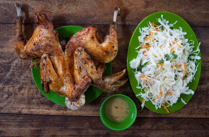 Đặc sản của vùng là món gà đốt lá chúc Ô Thum. Ban đầu, chỉ có một quán chuyên về món ăn này. Sau thấy nhu cầu của khách cao, người dân địa phương đã mở thêm nhiều quán phục vụ. Món ăn có nguồn gốc từ Campuchia, khi đốt chín sẽ có mùi thơm đặc trưng của lá chúc và sả. Thịt gà chấm mắm làm từ lá chúc, ăn kèm tỏi nướng.