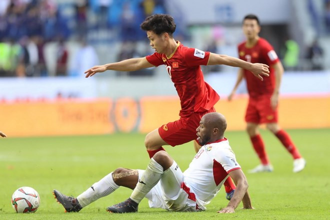 1 Tiền đạo Nguyễn Công vượt qua sự truy cản quết liệt của cầu thủ Jordan. (Ảnh: Hoàng Linh/TTXVN)