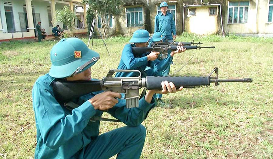  Lực lượng dân quân xã Dun tham gia huấn luyện. Ảnh: P.N