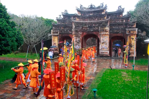 Huế tái dựng phong tục treo cây nêu ngày tết. Ảnh: Võ Thạnh.