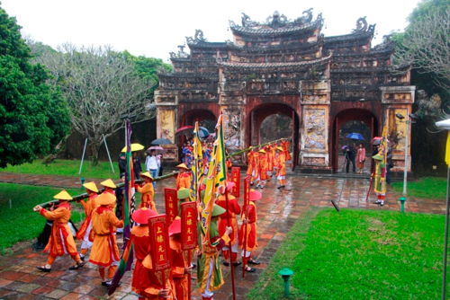 Huế tái dựng phong tục treo cây nêu ngày tết. Ảnh: Võ Thạnh. Huế tái dựng phong tục treo cây nêu ngày tết. Ảnh: Võ Thạnh.