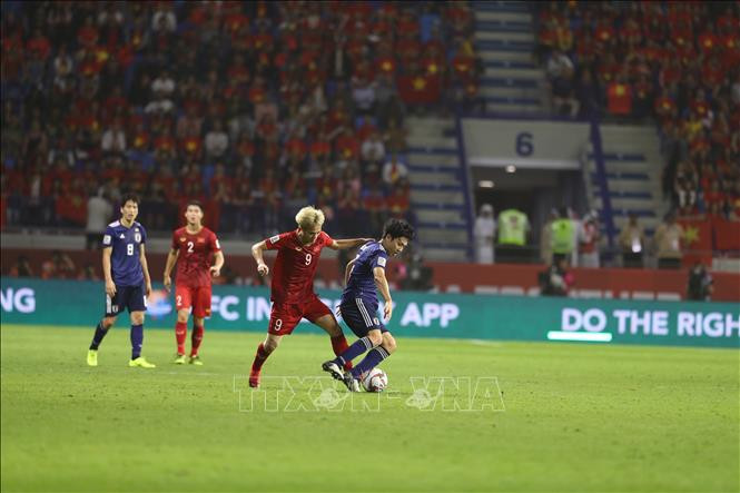 Bộ trường Nguyễn Ngọc Thiện khen tinh thần thi đấu kiến cường, quả cảm của các cầu thủ Việt Nam. Ảnh: Hoàng Linh/TTXVN