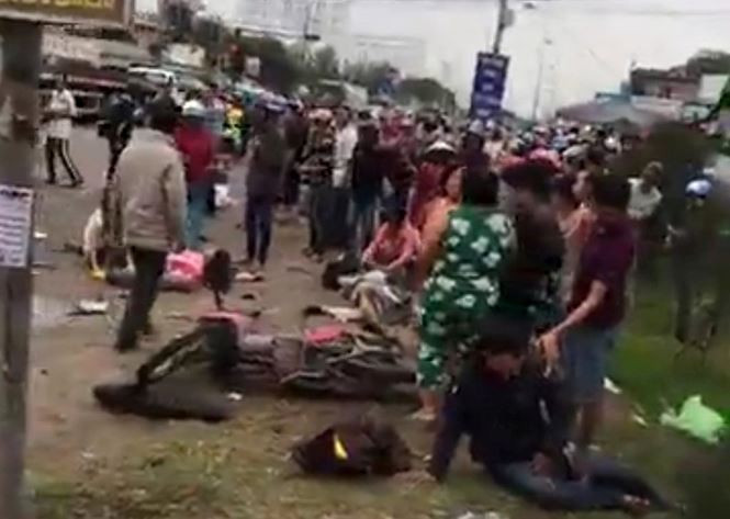 Nhiều nạn nhân bị hất văng nằm la liệt. Ảnh: fb Nguyễn Công Nguyên.